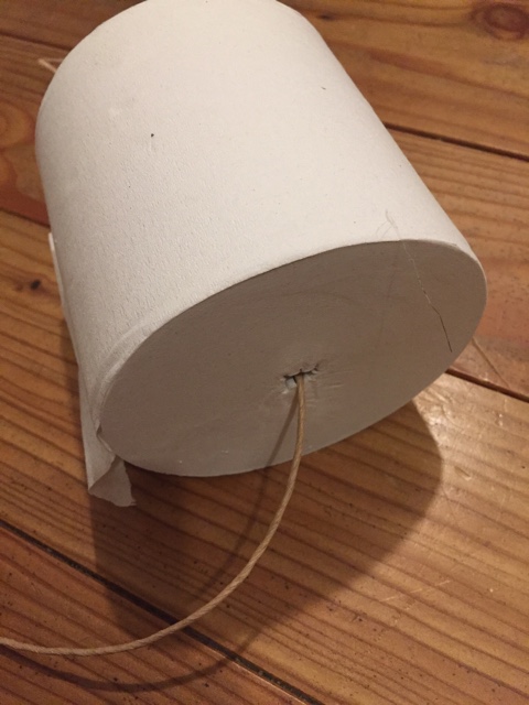 トイレットペーパーに紙紐を通す