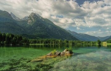 緑いっぱいの山と湖