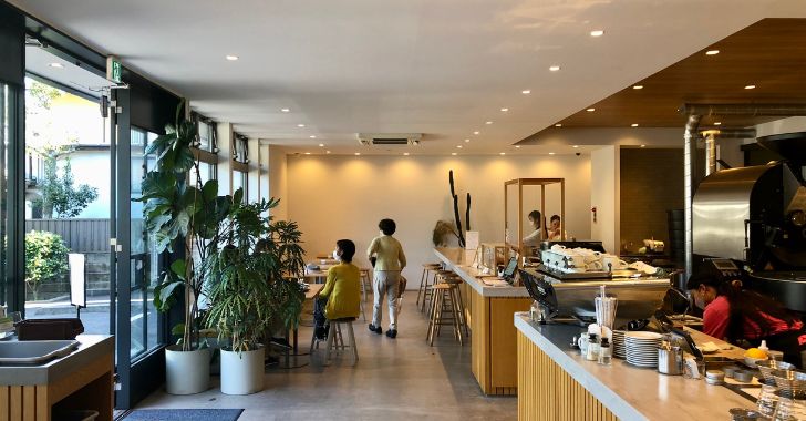 VERVE COFFEE ROASTERS 北鎌倉店 店舗入口とカウンター