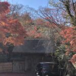 茅山荘の正門と紅葉