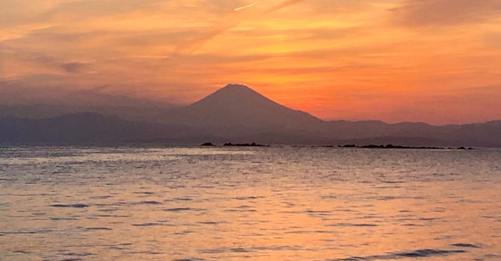 葉山一色海岸からの富士山と夕日