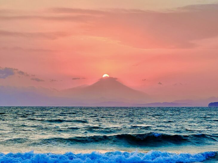 森戸海岸から見たダイヤモンド富士（アップ）